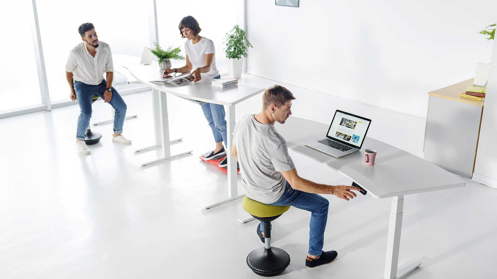 What Is The Best Shape For An Adjustable Standing Desk?