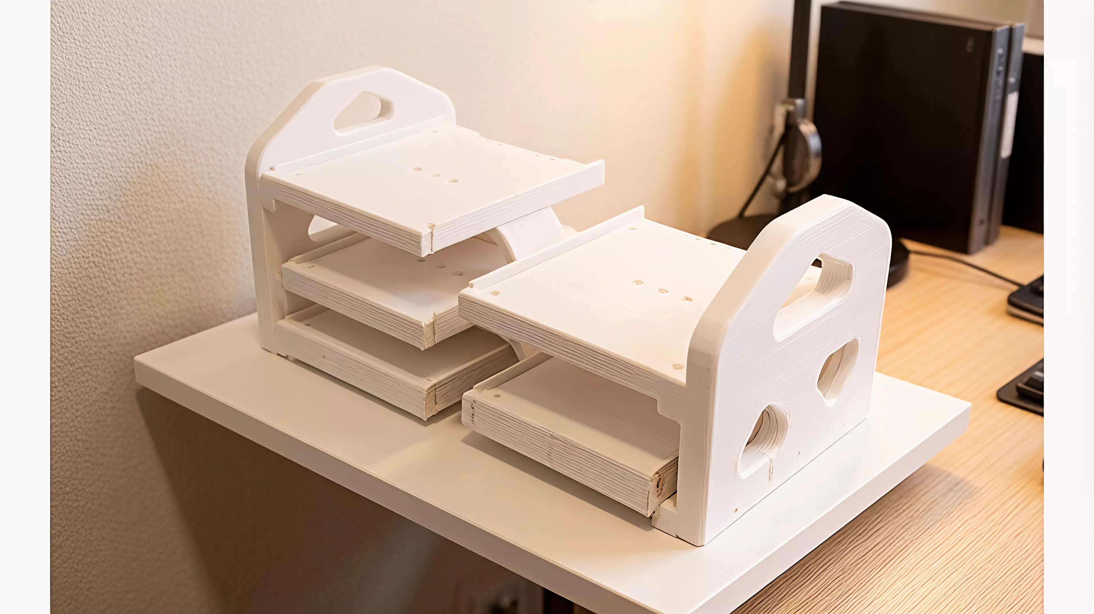 ** a 7-part, screw-together FDM display rack (365 × 160 × 151 mm assembled) holding 4 DGX Spark nodes (150 × 150 × 50.5 mm) in a 2×2 cascade — 35 mm horizontal / 20 mm vertical stagger — fully open front and back, in the chosen soft-wave hi-fi style.
