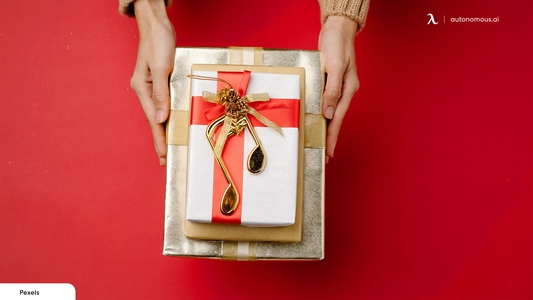 Which Christmas Gifts Should You Buy for Your Coworkers? 30+ Picks