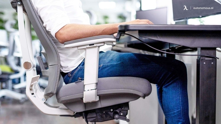Should my upper back touch the chair if I`m using lumbar support