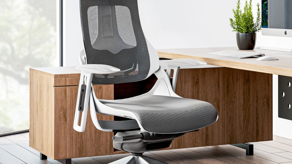 Techni Mobili  Executive Mesh Office Chair with Headrest and Lumbar Support