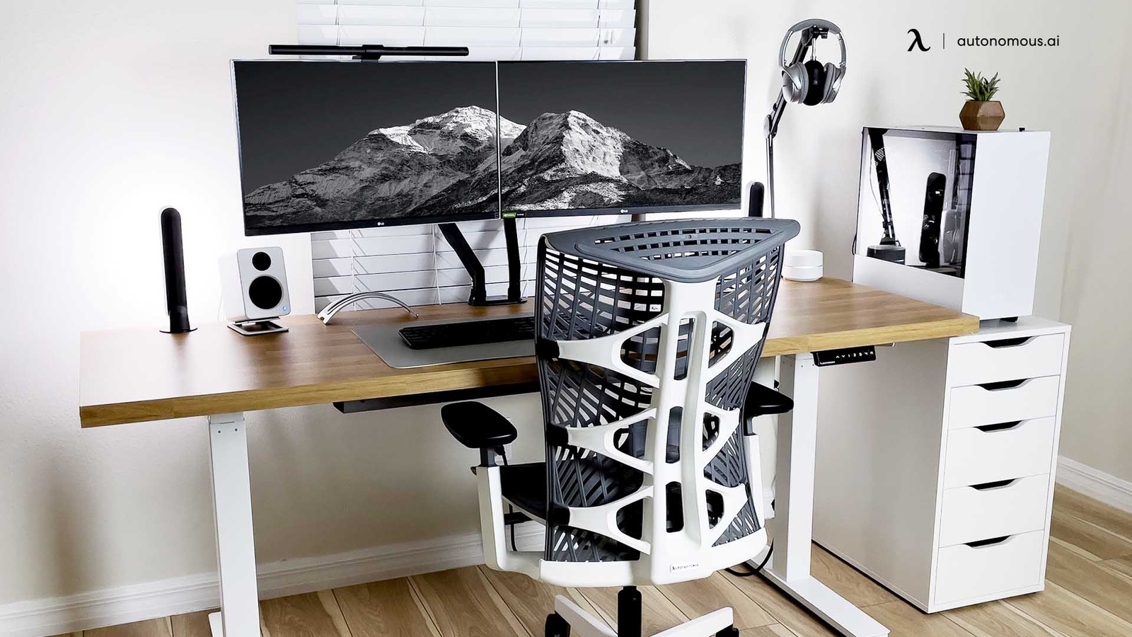 Top 5 Must-have Desk Accessories in Canada for Productive Office