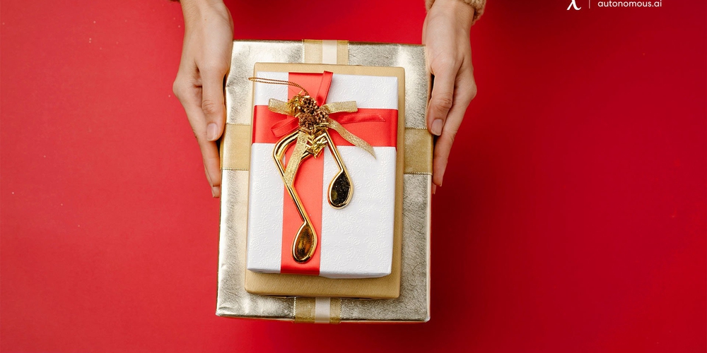Which Christmas Gifts Should You Buy for Your Coworkers
