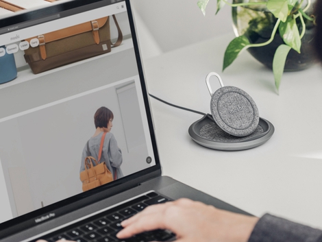 Moshi Lounge Q Wireless Charging Stand