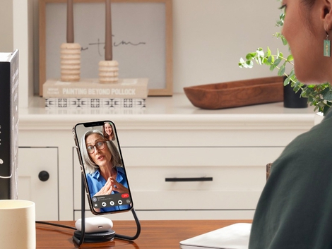 Courant Mag 2: Classics Magnetic Charging Stand: MagSafe-compatible