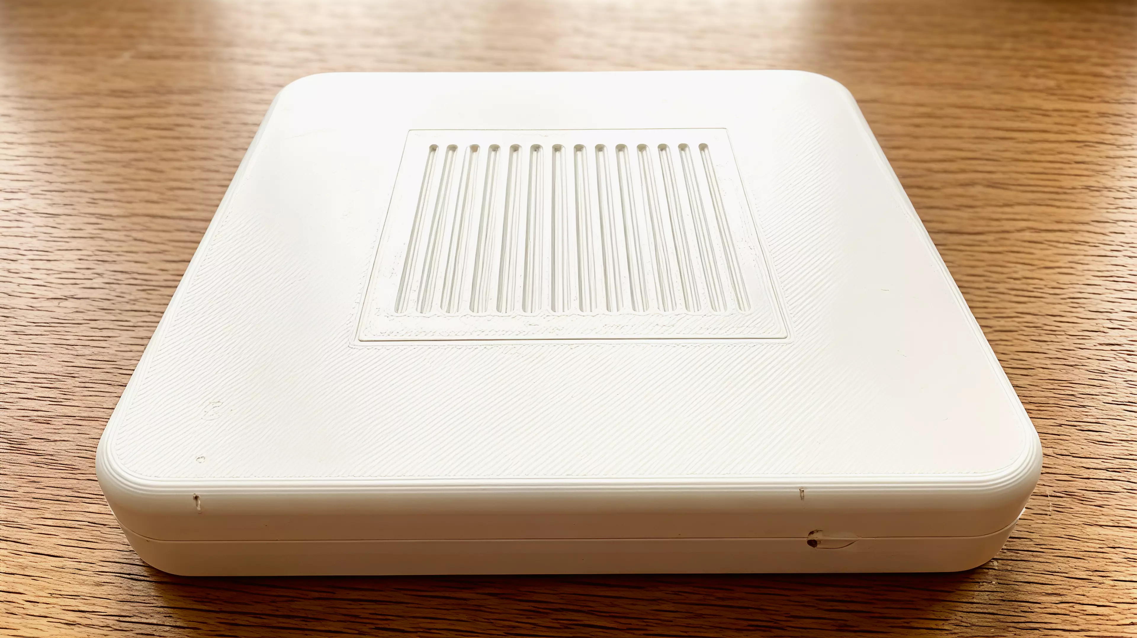 a 220 × 180 × 178 mm Macintosh-silhouette desktop shelf in crisp modern-minimal style, with an open front-to-rear tunnel that holds one NVIDIA DGX Spark (150 × 150 × 50.5 mm) on two internal rails, built as a main body + removable top cover + detachable base plus secondary trim parts.