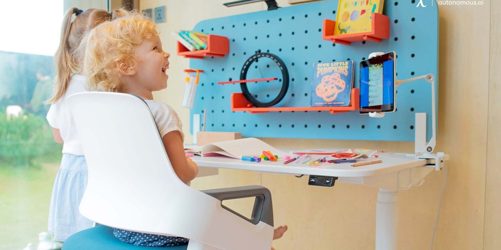 8 Ergonomic Desks for Kids to Study (2023 Choices)