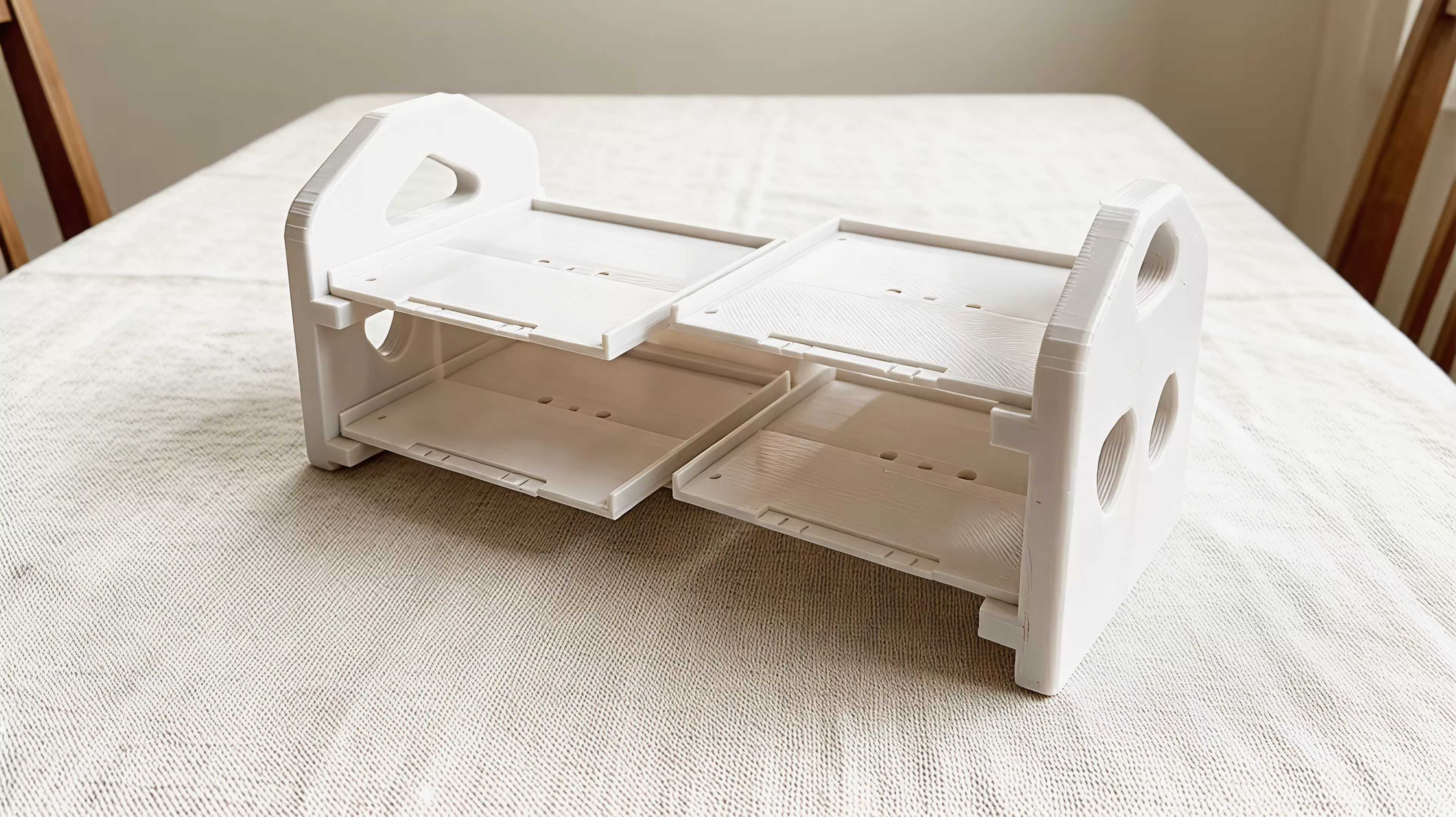 ** a 7-part, screw-together FDM display rack (365 × 160 × 151 mm assembled) holding 4 DGX Spark nodes (150 × 150 × 50.5 mm) in a 2×2 cascade — 35 mm horizontal / 20 mm vertical stagger — fully open front and back, in the chosen soft-wave hi-fi style.