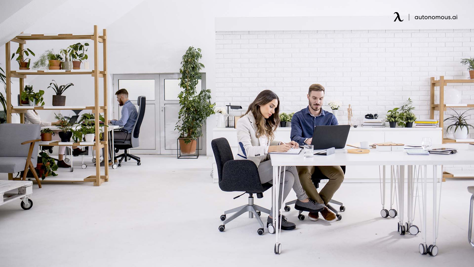 The Pros and Cons of a Hot Desking Model