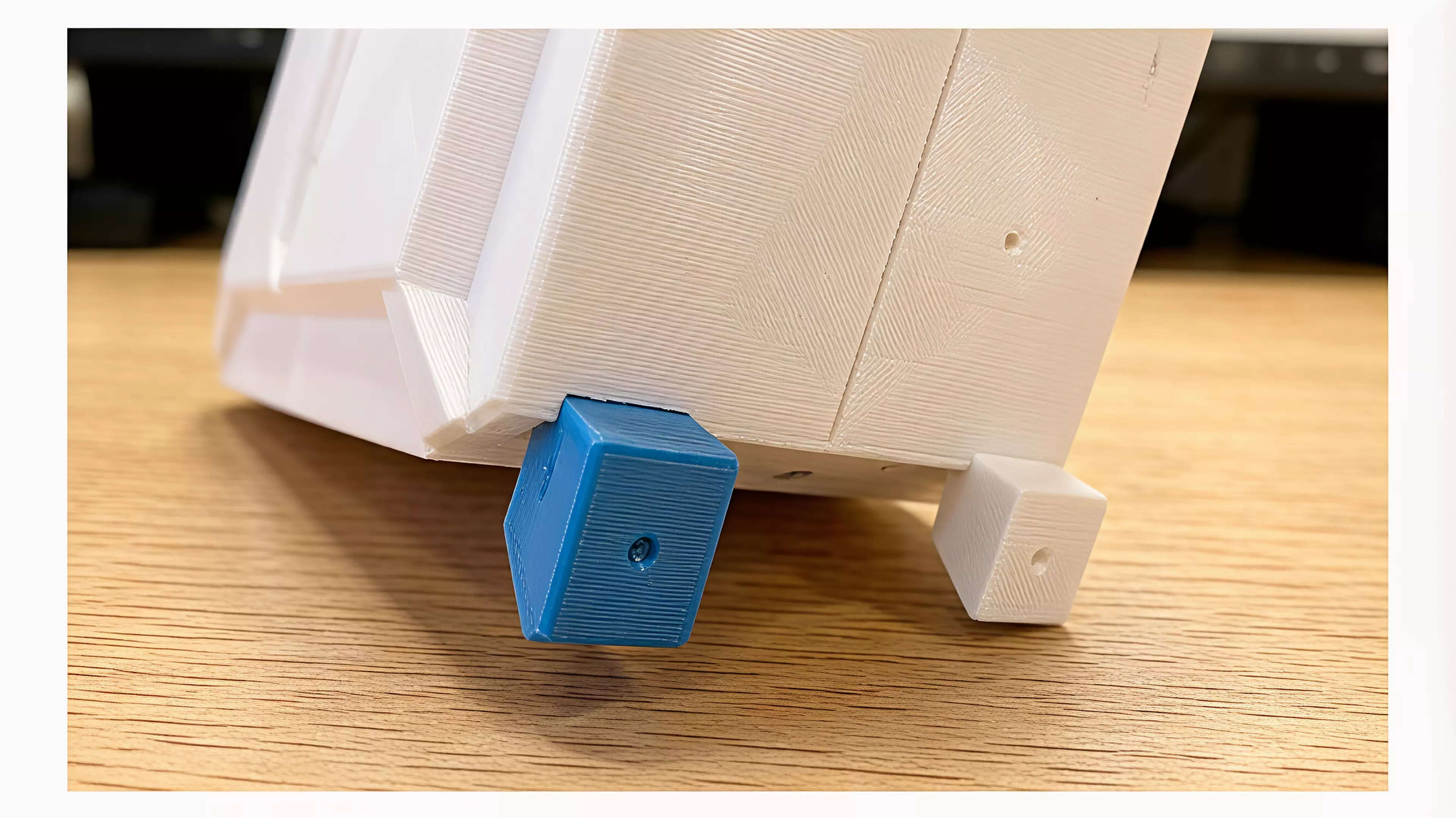 A knock-down sci-fi shuttle enclosure holding 4× NVIDIA DGX Spark in a 2×2 open-ended tunnel grid: two mirror shell halves (split on the central vertical plane), a dark-grey cockpit canopy, two swept blade fins, and four dark-grey landing feet — all M3/dowel assembled, printed without supports.