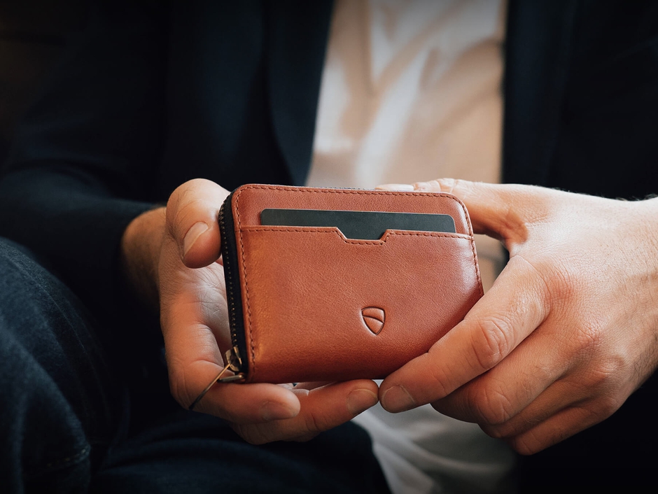 Vaultskin MAYFAIR: Minimalist Leather Zipper Wallet with RFID Blocking