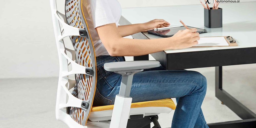 9 Best Office Chairs for Scoliosis (2023 Updated)