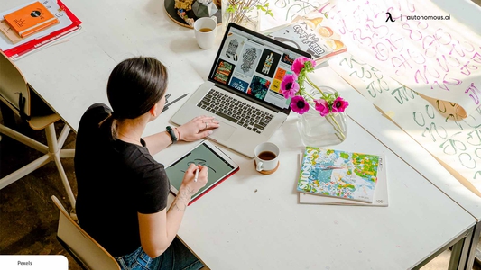 5 Effective Desk Setup Tips for Graphic Designers & Producers