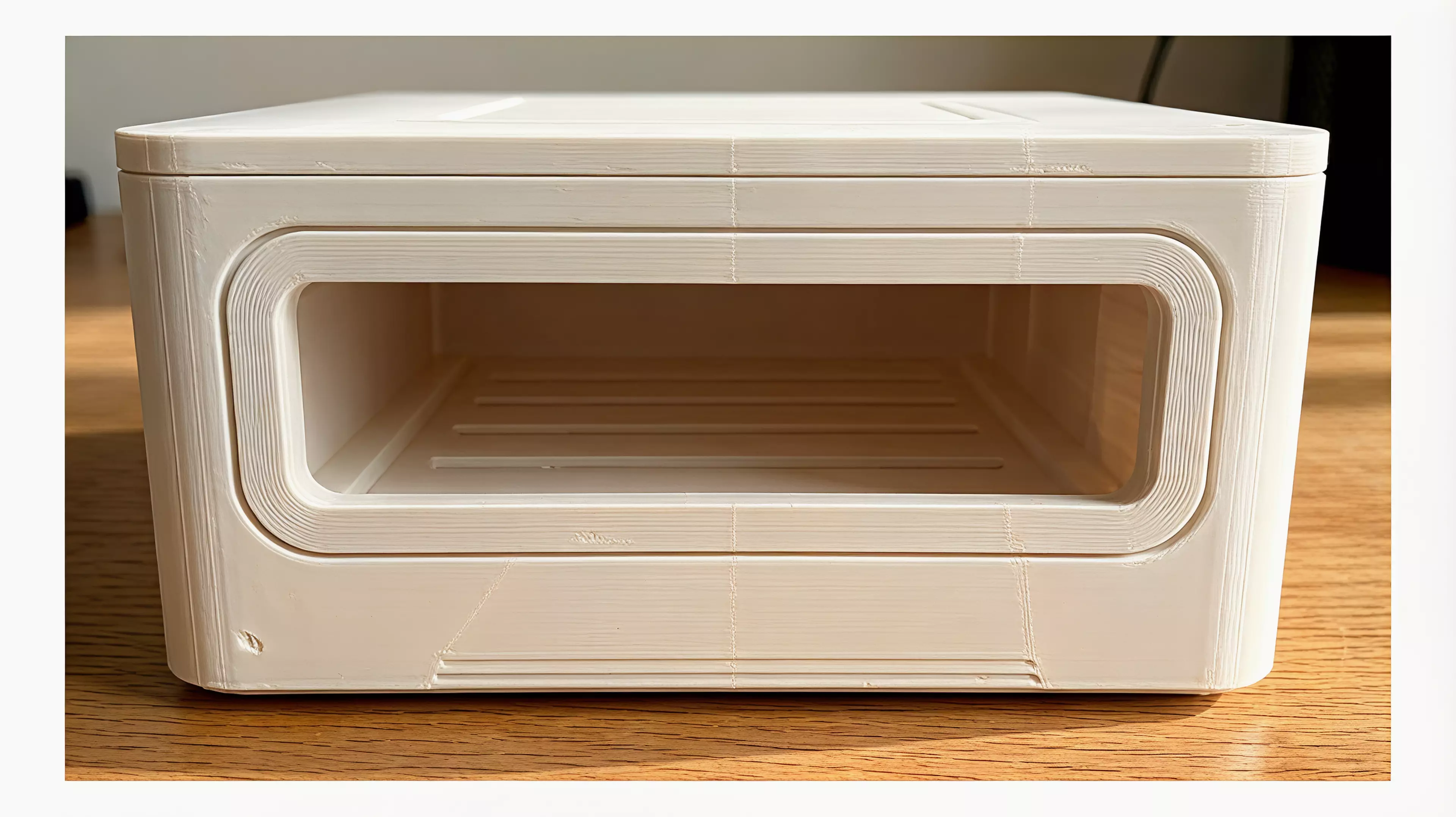 a 220 × 180 × 178 mm Macintosh-silhouette desktop shelf in crisp modern-minimal style, with an open front-to-rear tunnel that holds one NVIDIA DGX Spark (150 × 150 × 50.5 mm) on two internal rails, built as a main body + removable top cover + detachable base plus secondary trim parts.