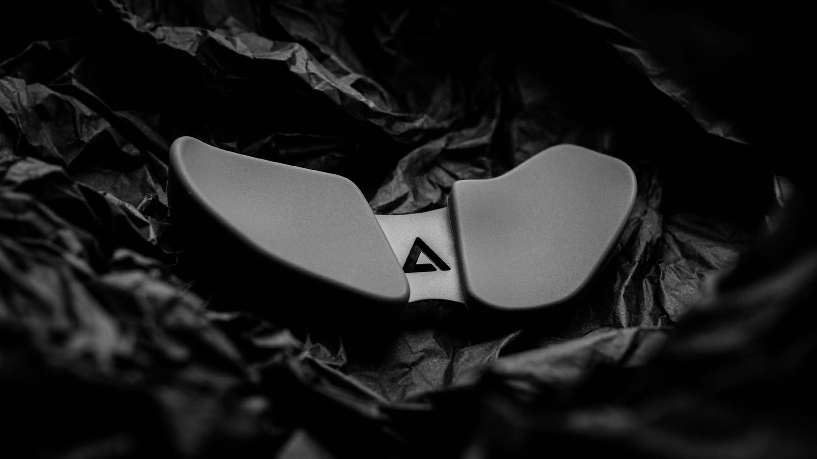 DeltaHub Carpio 2.0 Ergonomic wrist rest protects your gaming wrist.