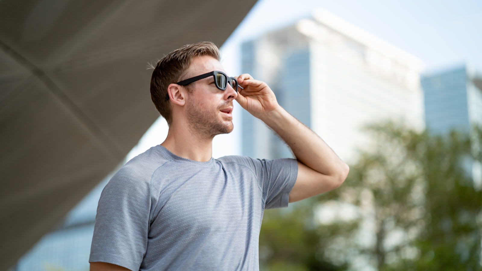 Dusk — the world's first electrochromic smart sunglasses