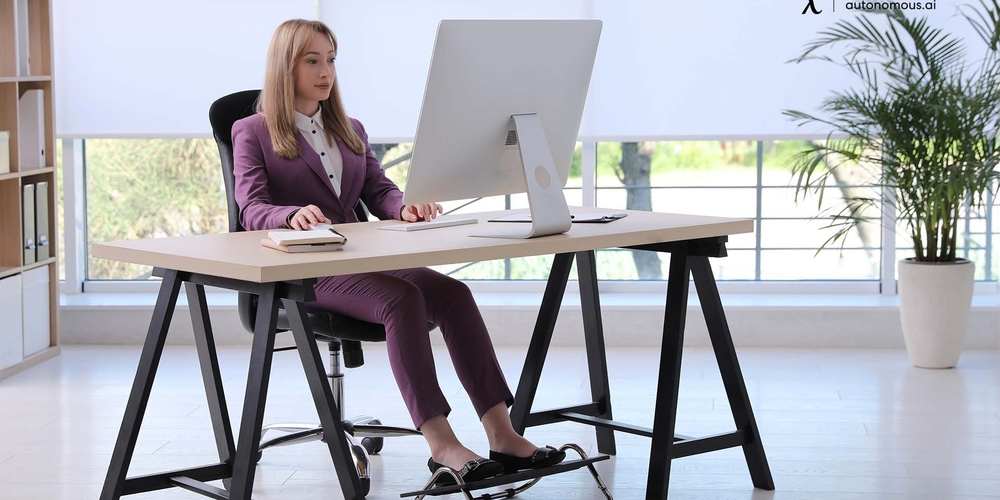 5 Best Under Desk Footrests Available for 2023