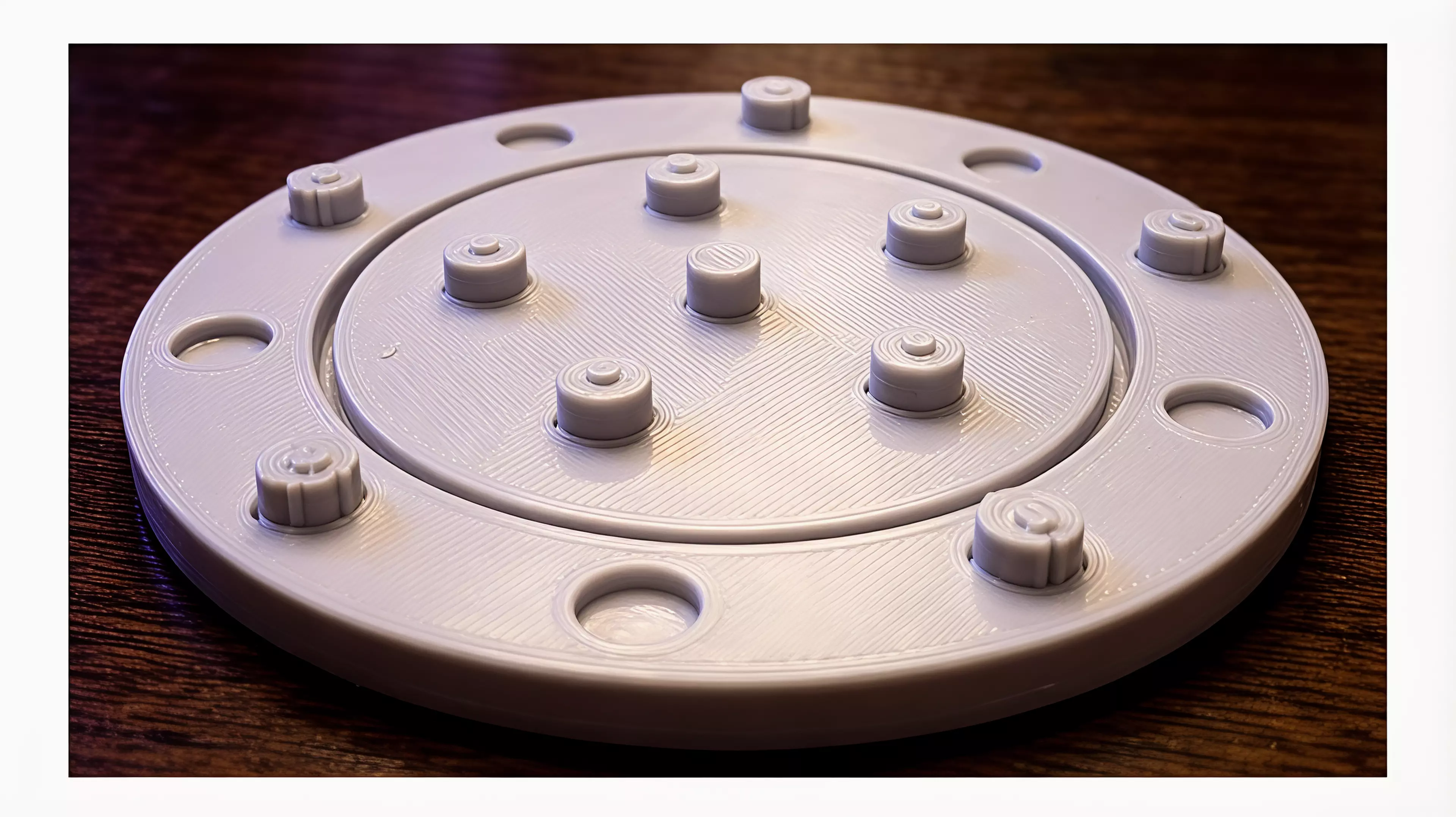 An original ten-turn alignment duel played across a fixed core and rotating outer orbit.

By Leo.