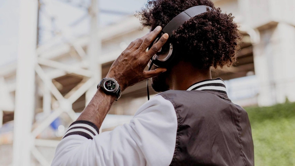 Wrist Mykronoz Zetime ZeTime Elite, A Smartwatch With 30 Days